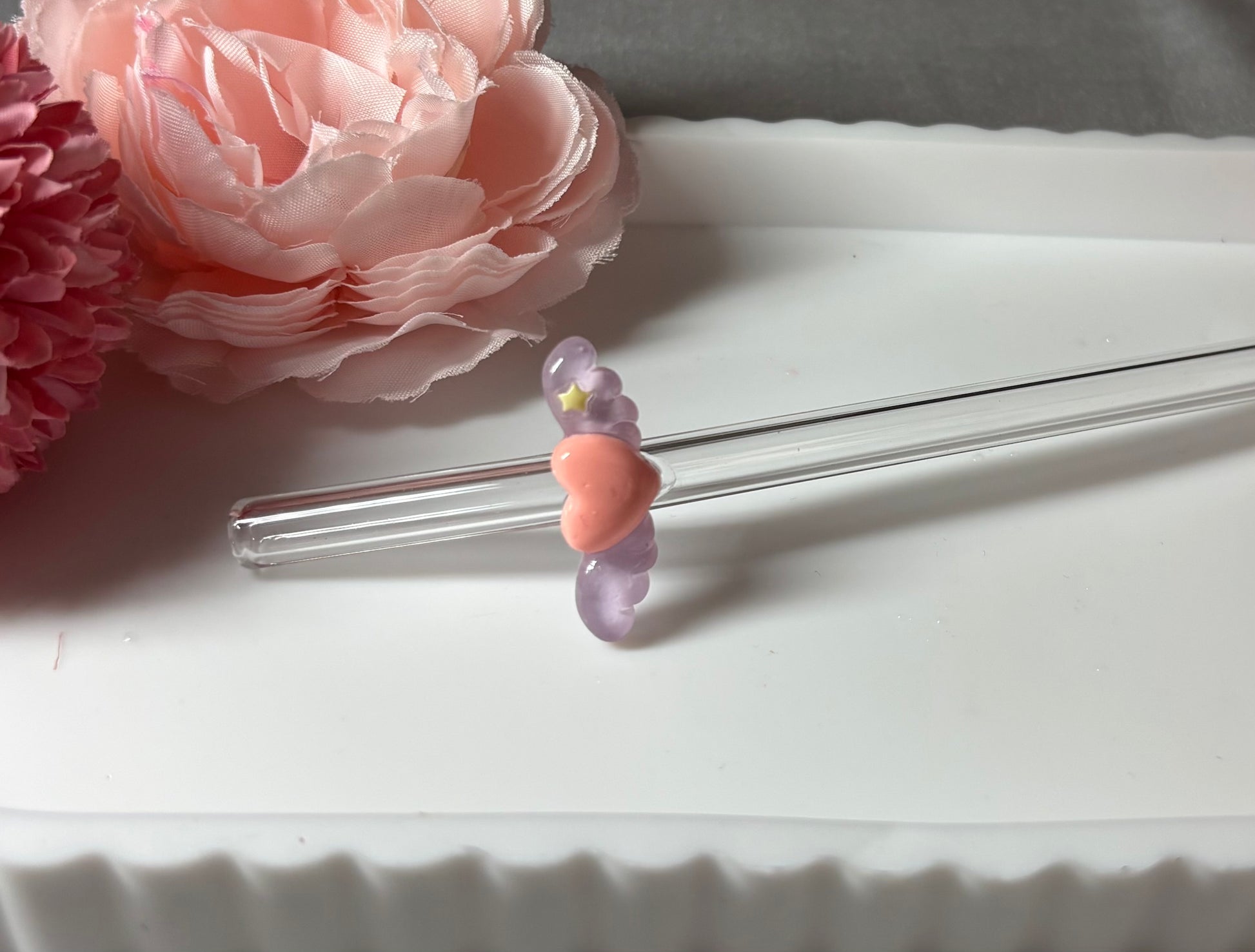 Glasstrohhalm mit Herz und Flügeln