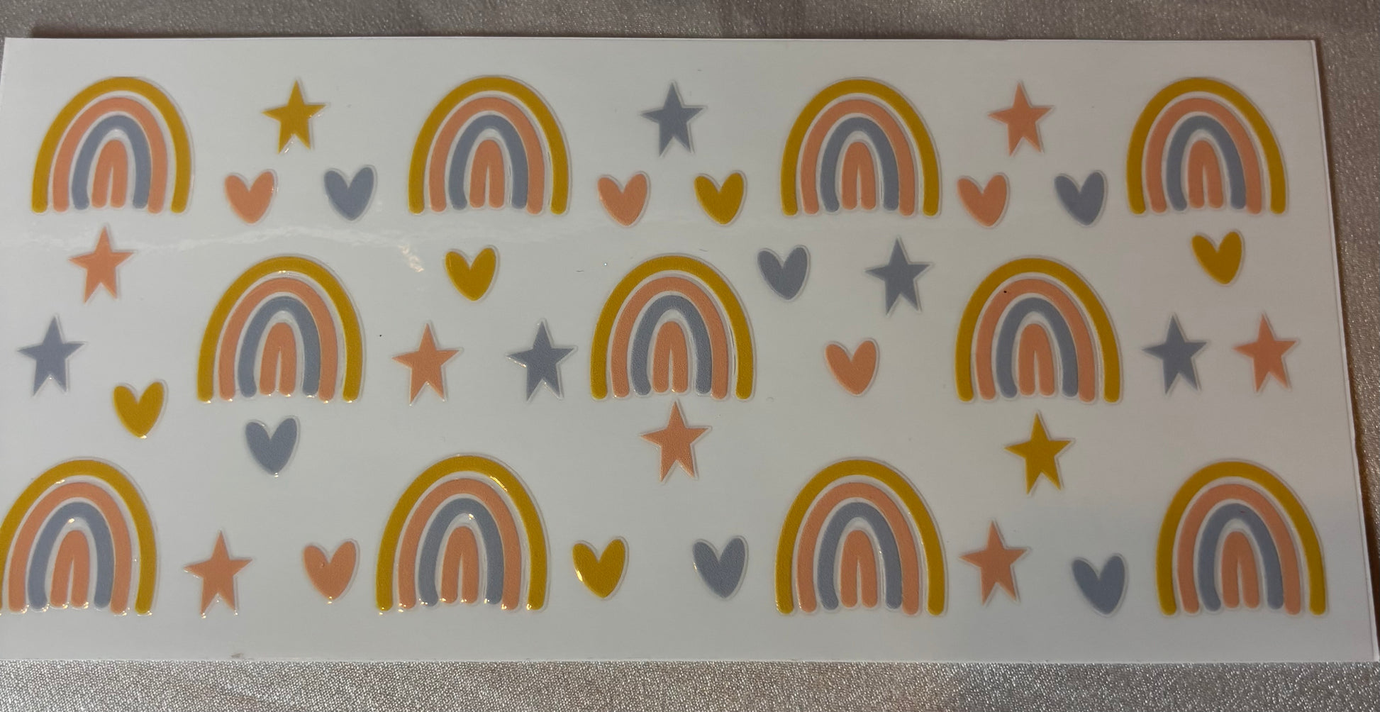 Regenbogen mit Herzen und Sternen