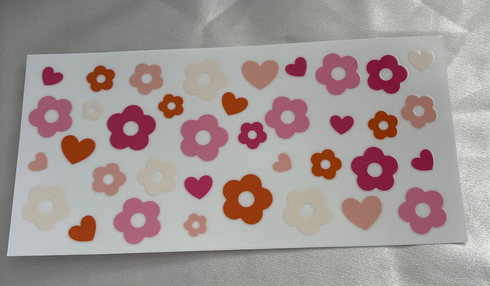 Bunte Blumen mit Herzen