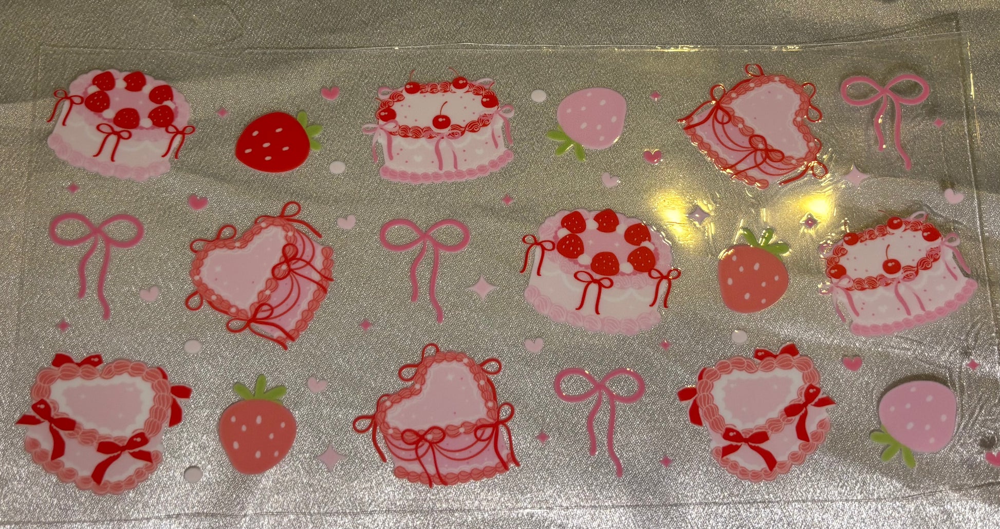 Torte- Erdbeeren und Schleifen