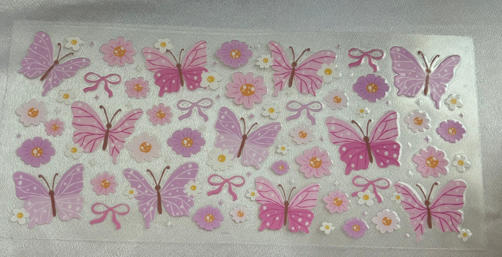 Schmetterlinge und Blumen Lila-Rosa