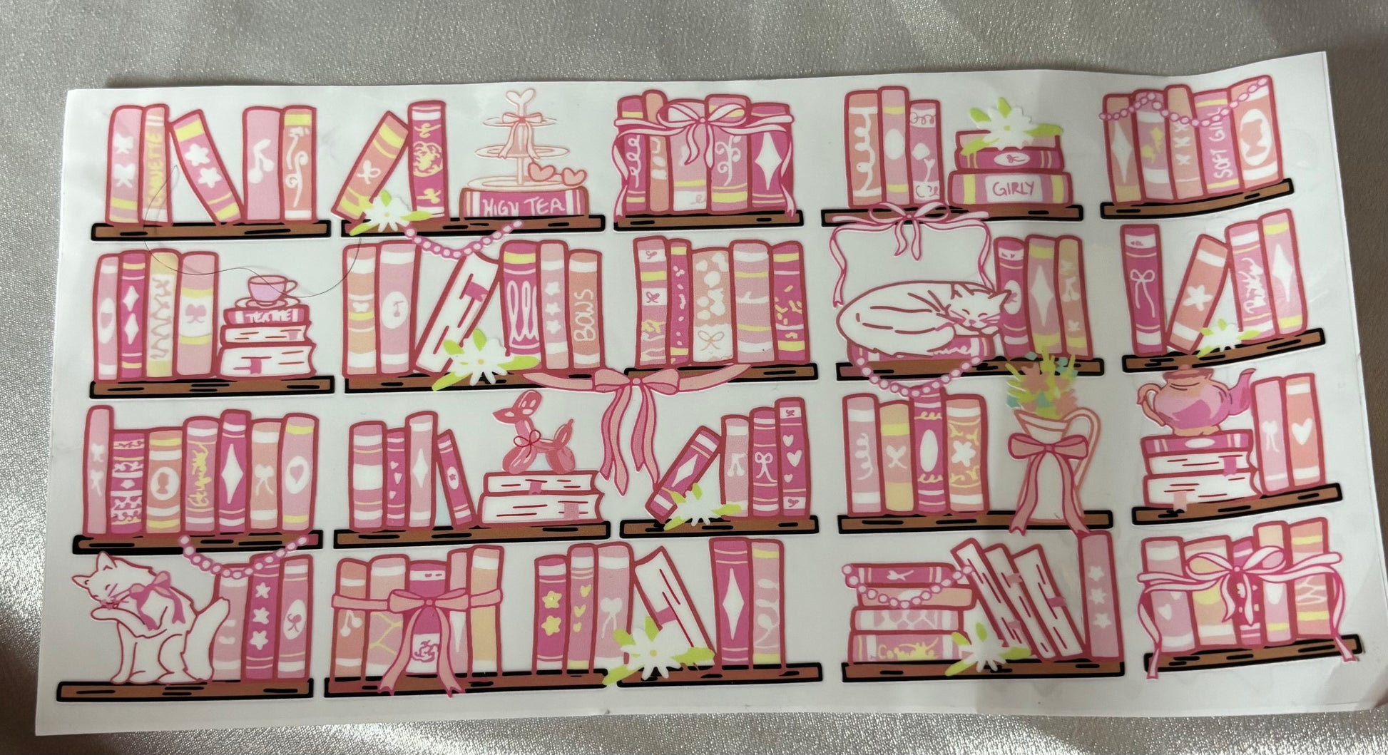 Bücher im Regal Rosa