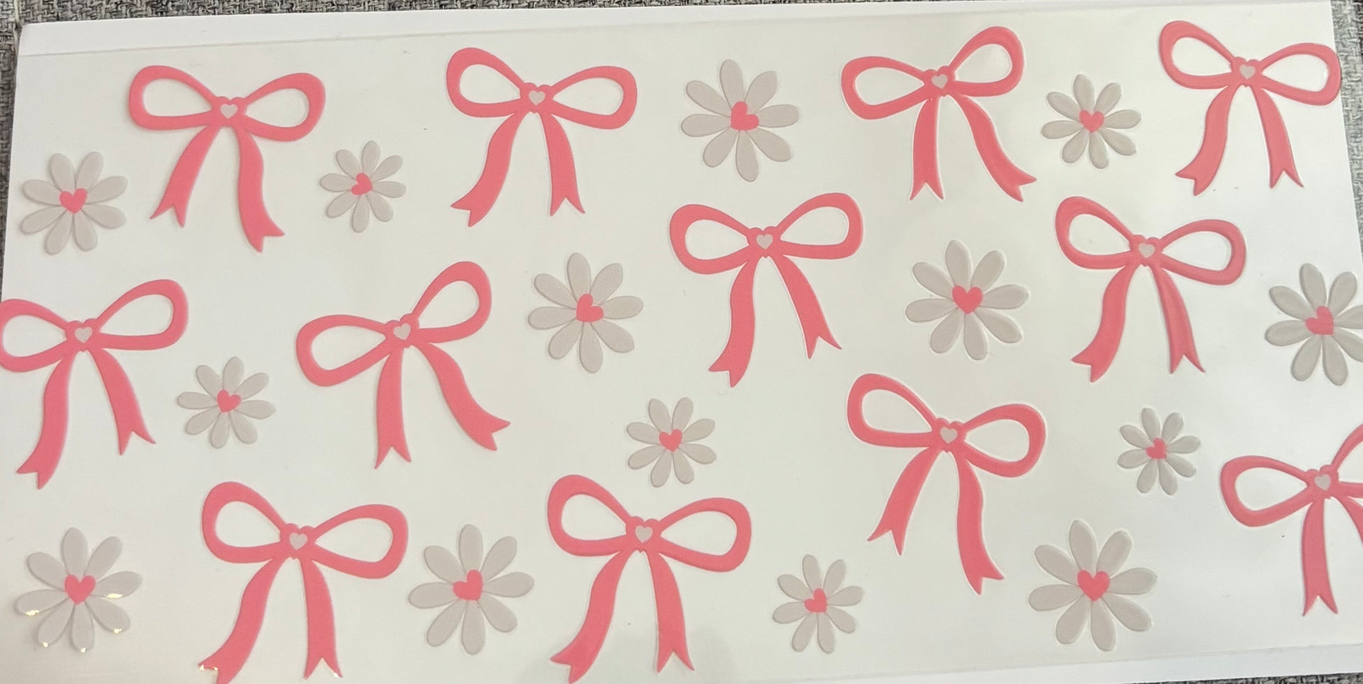 Schleifen und Gänseblümchen