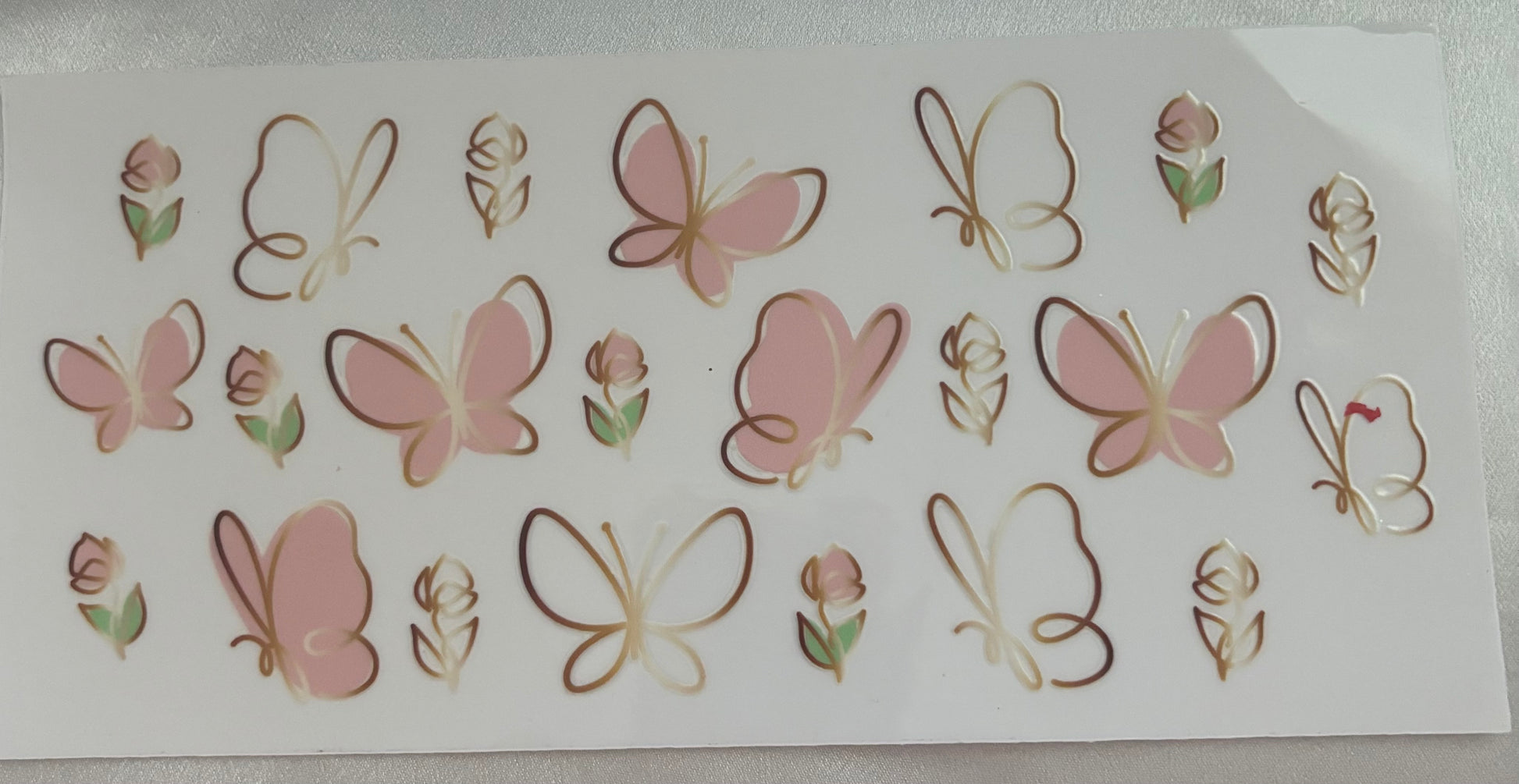 Rosa Schmetterlinge und Rosen