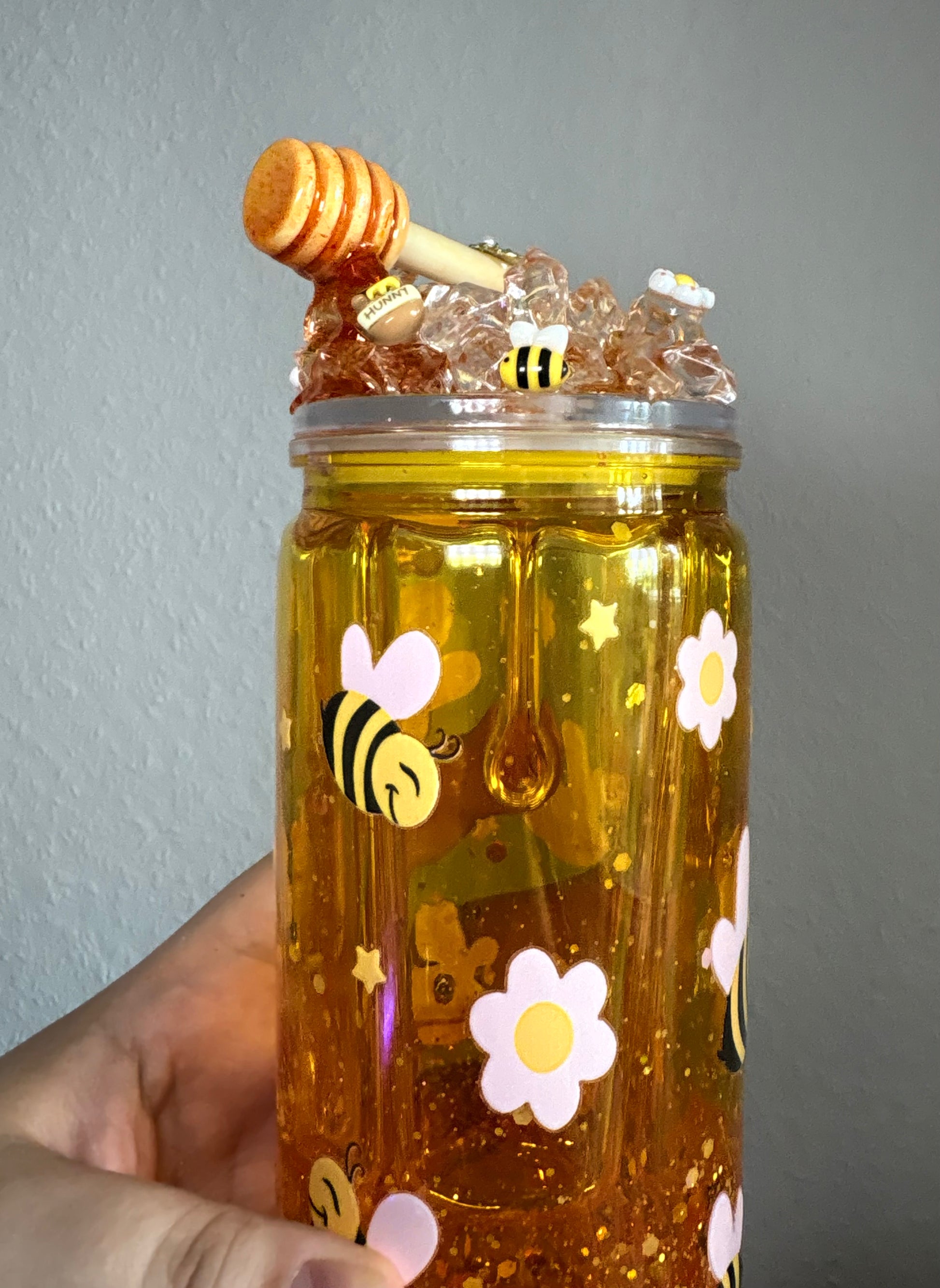 🐝 „Bee Sweet“ – Honigglas Becher mit Harzdeckel & Deko 🌸