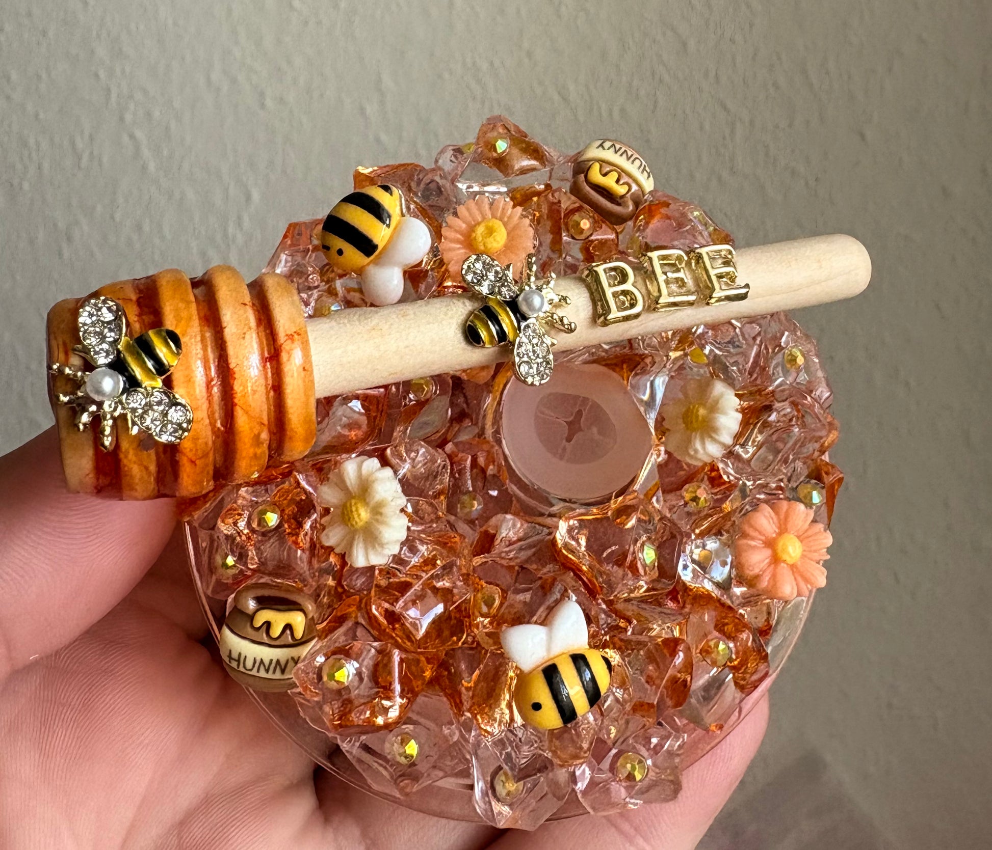 🐝 „Bee Sweet“ – Honigglas Becher mit Harzdeckel & Deko 🌸